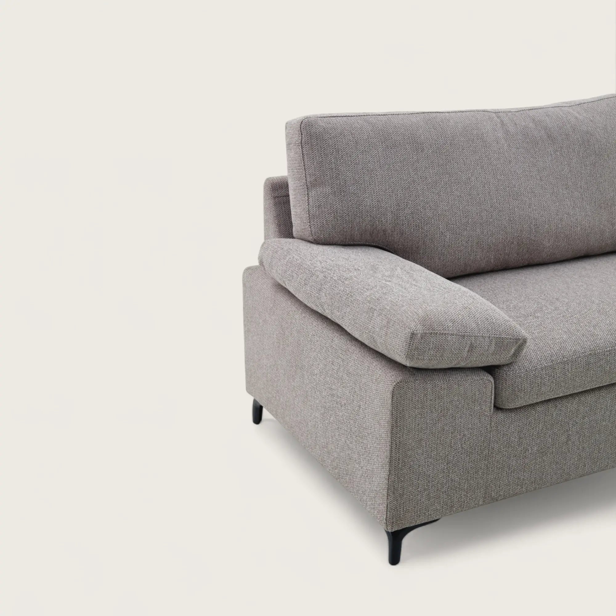 Divano moderno per soggiorno in tessuto tortora, con seduta ampia e imbottita, schienale alto e braccioli lineari e confortevoli.