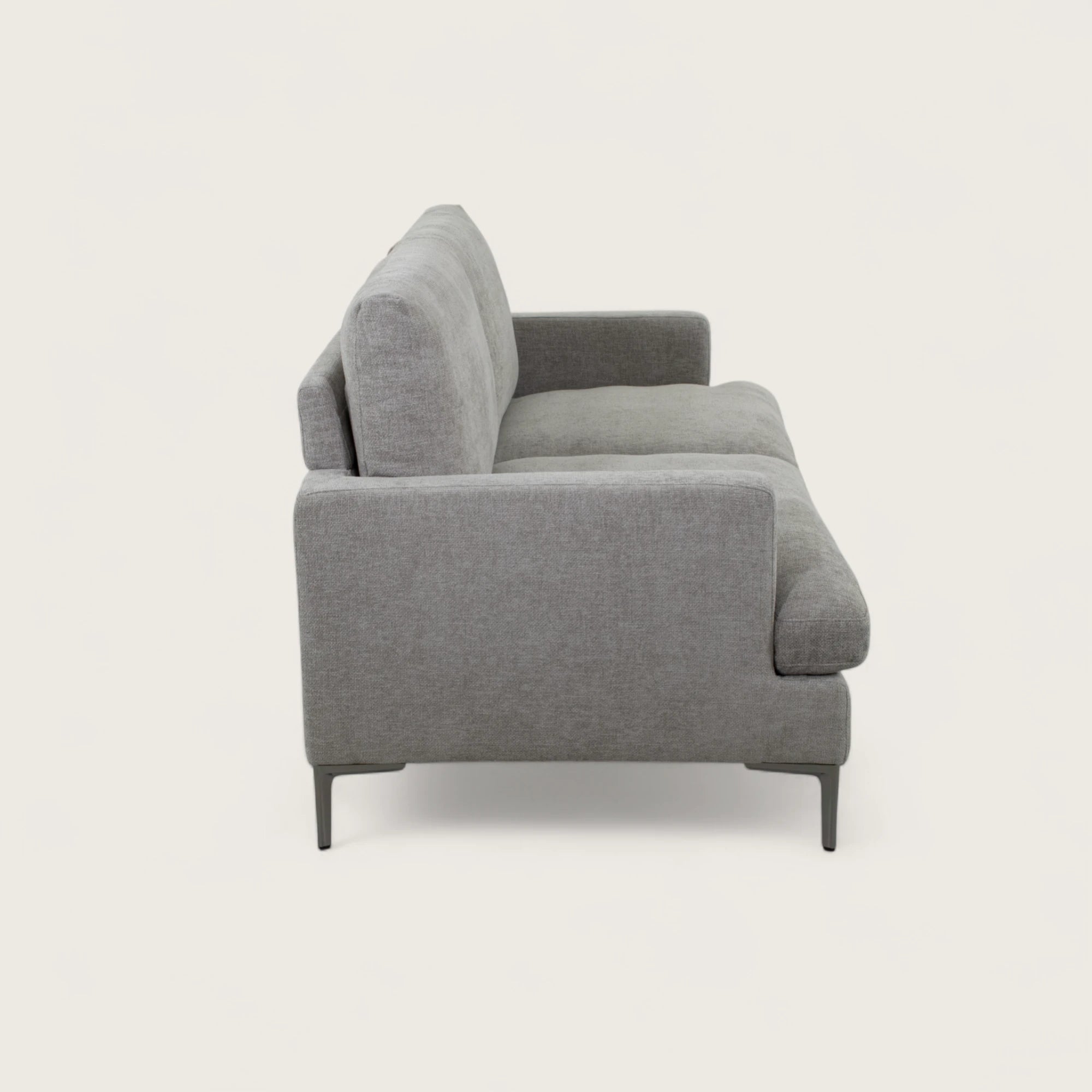 Il divano 2 posti è rivestito in tessuto tortora, con una seduta ampia completata da due cuscini pieni. Il design moderno, linee pulite e piedini in metallo conferiscono stabilità e un tocco di stile contemporaneo, rendendo il divano adatto a soggiorni eleganti e funzionali.