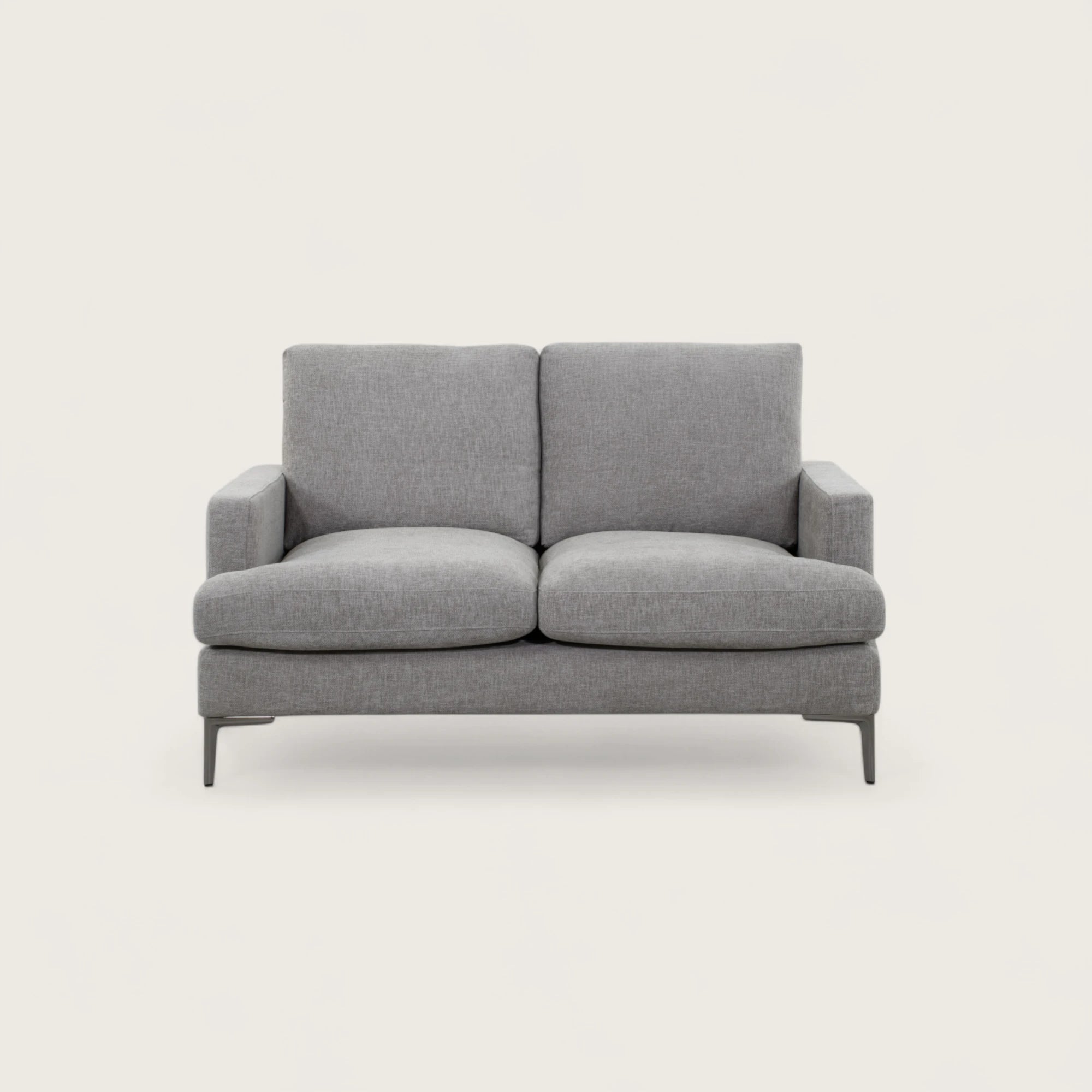 Divano 2 posti tortora in tessuto di alta qualità, con seduta ampia e due cuscini pieni. Design moderno con linee pulite e piedini in metallo per stile e stabilità.