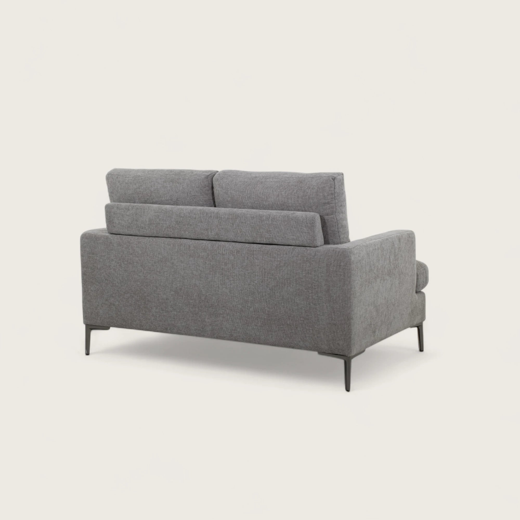 Divano 2 posti tortora in tessuto di alta qualità, con seduta ampia e due cuscini pieni e schienale alto. Design moderno con linee pulite e piedini in metallo per stile e stabilità.