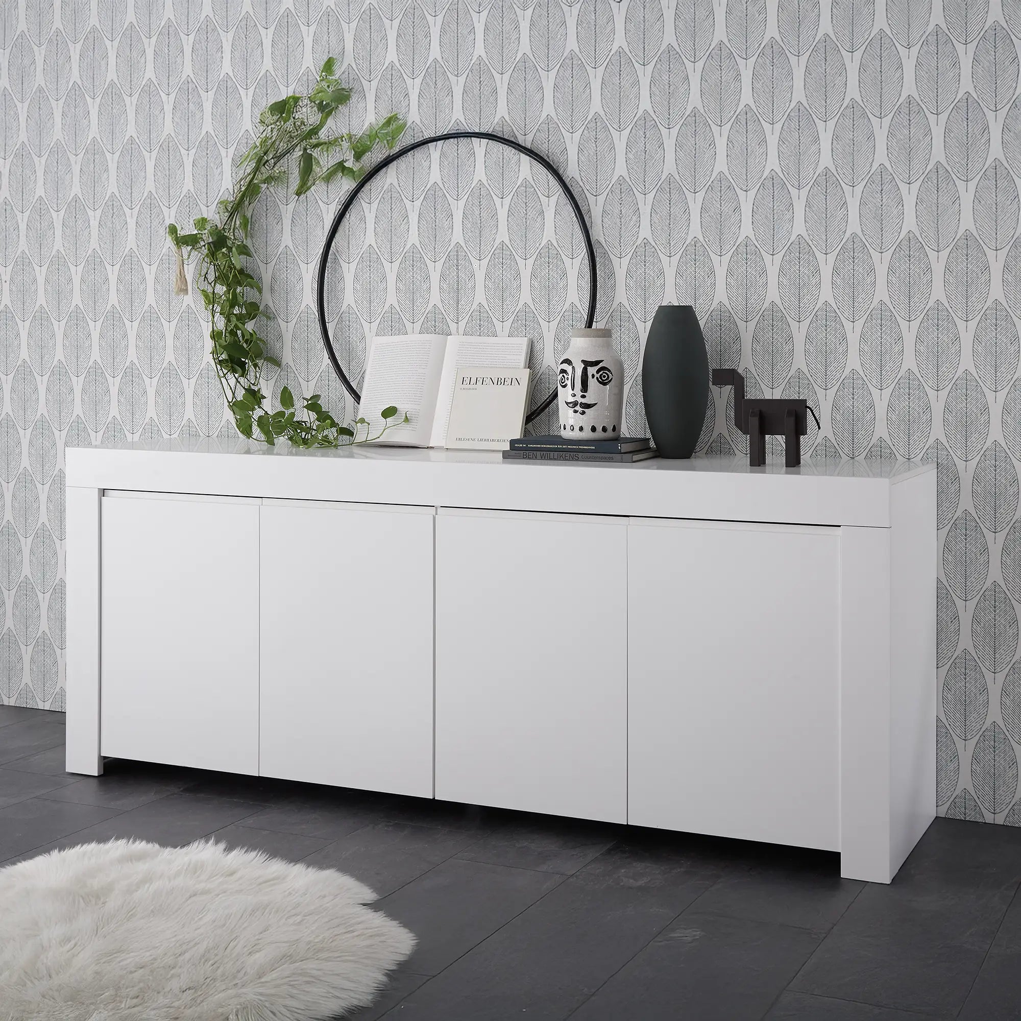 Mobile contenitore moderno con 4 ante chiuse e 2 ripiani interni in colore bianco, mobile contenitore elegante per soggiorno