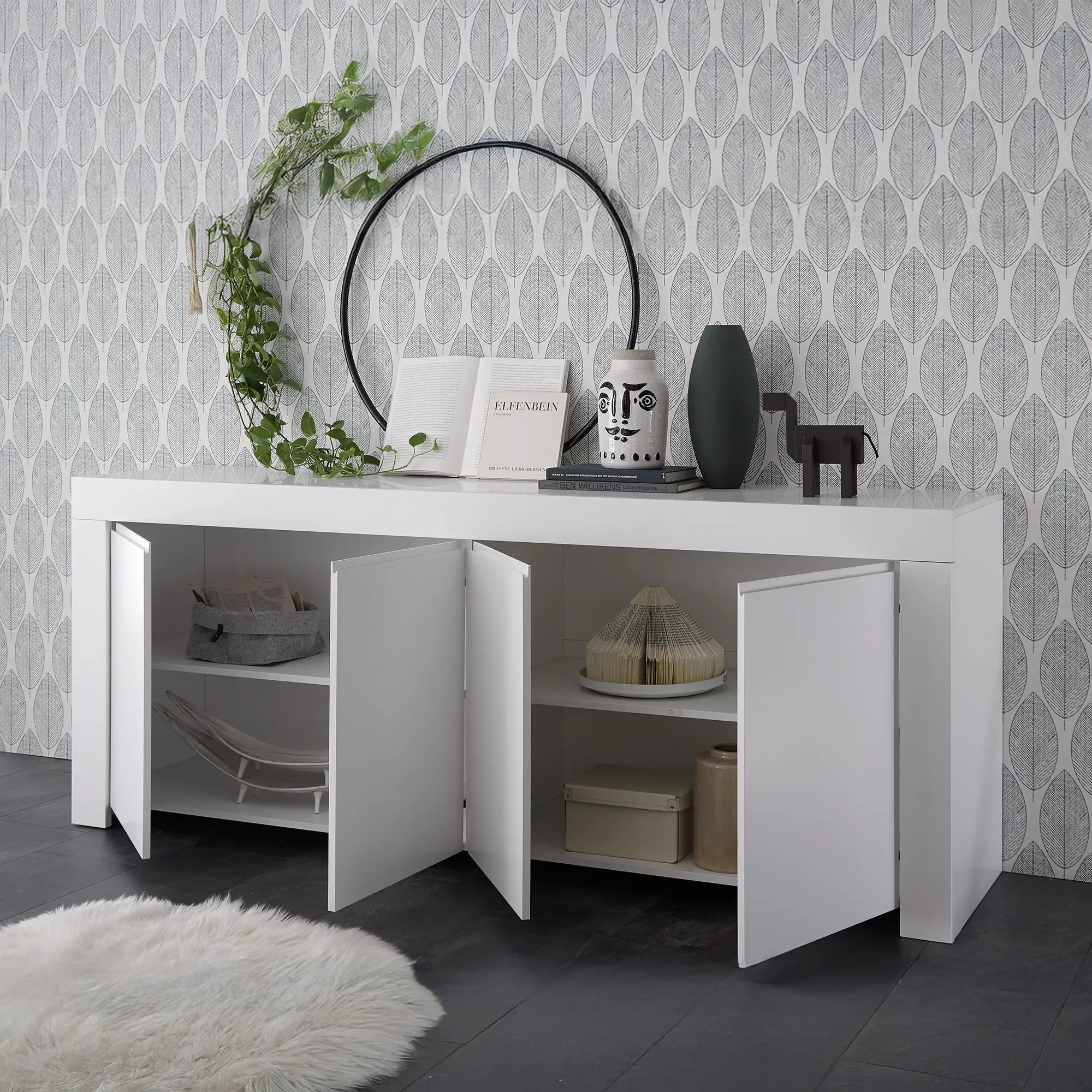 Mobile contenitore moderno con 4 ante aperte e 2 ripiani interni in colore bianco, mobile contenitore elegante per soggiorno