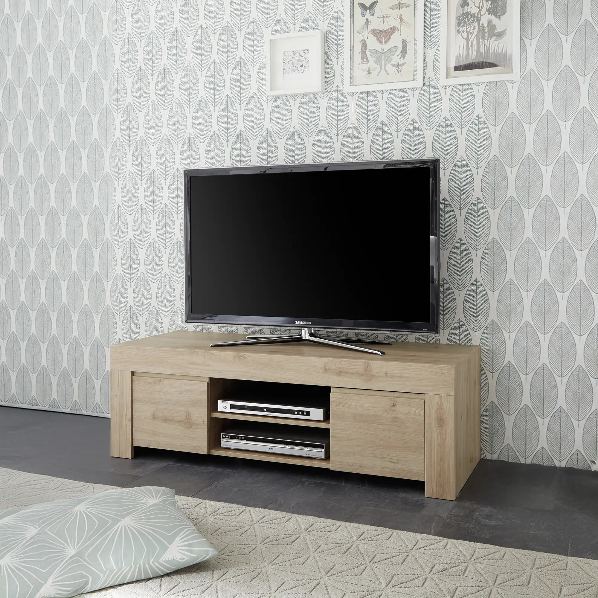 Mobile TV moderna due ante chiuse e un ripiano centrale con vani a giorno aperti in colore rovere cadiz, mobile pratico e elegante per soggiorno