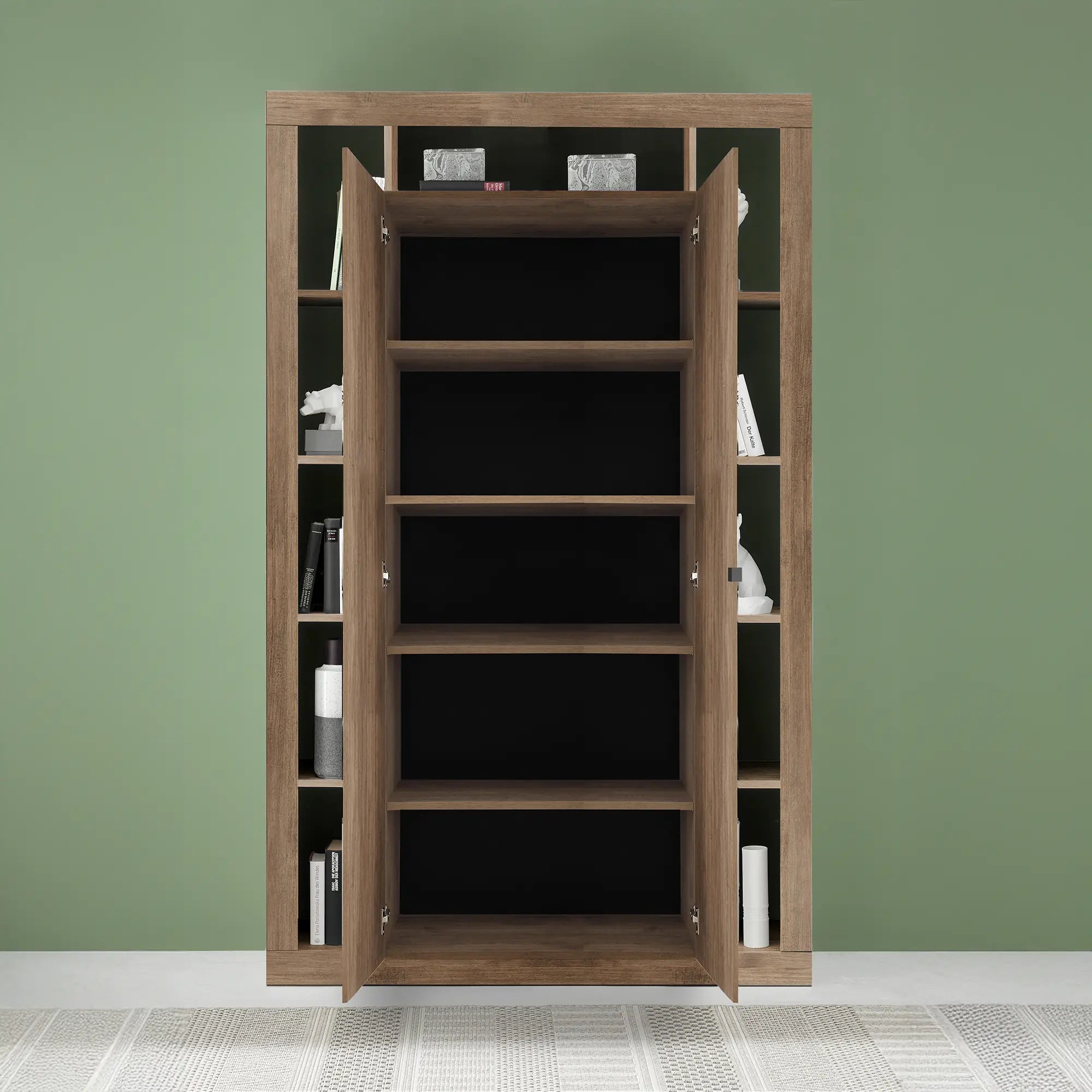 Colonna contenitore in colore mercure ante a battente aperte e 4 ripiani interni, design salvaspazio con scaffali laterali decorativi, arredo soggiorno elegante