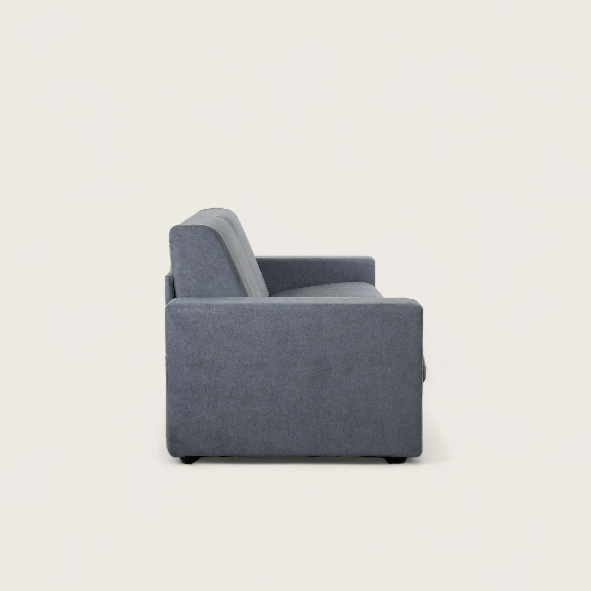 Il divano letto trasformabile in tessuto grigio con materasso integrato. Design moderno, Braccioli lineari e schienale alto.