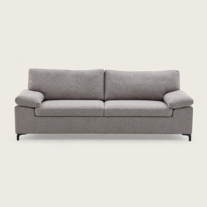 Divano moderno per soggiorno in tessuto, con seduta ampia e imbottita, schienale alto e braccioli lineari e confortevoli. 