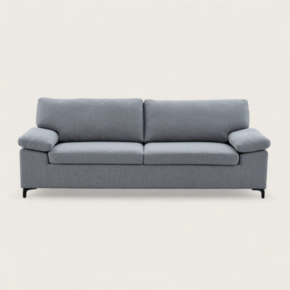 Divano moderno per soggiorno in tessuto grigio, con seduta ampia e imbottita, schienale alto e braccioli lineari e confortevoli. 