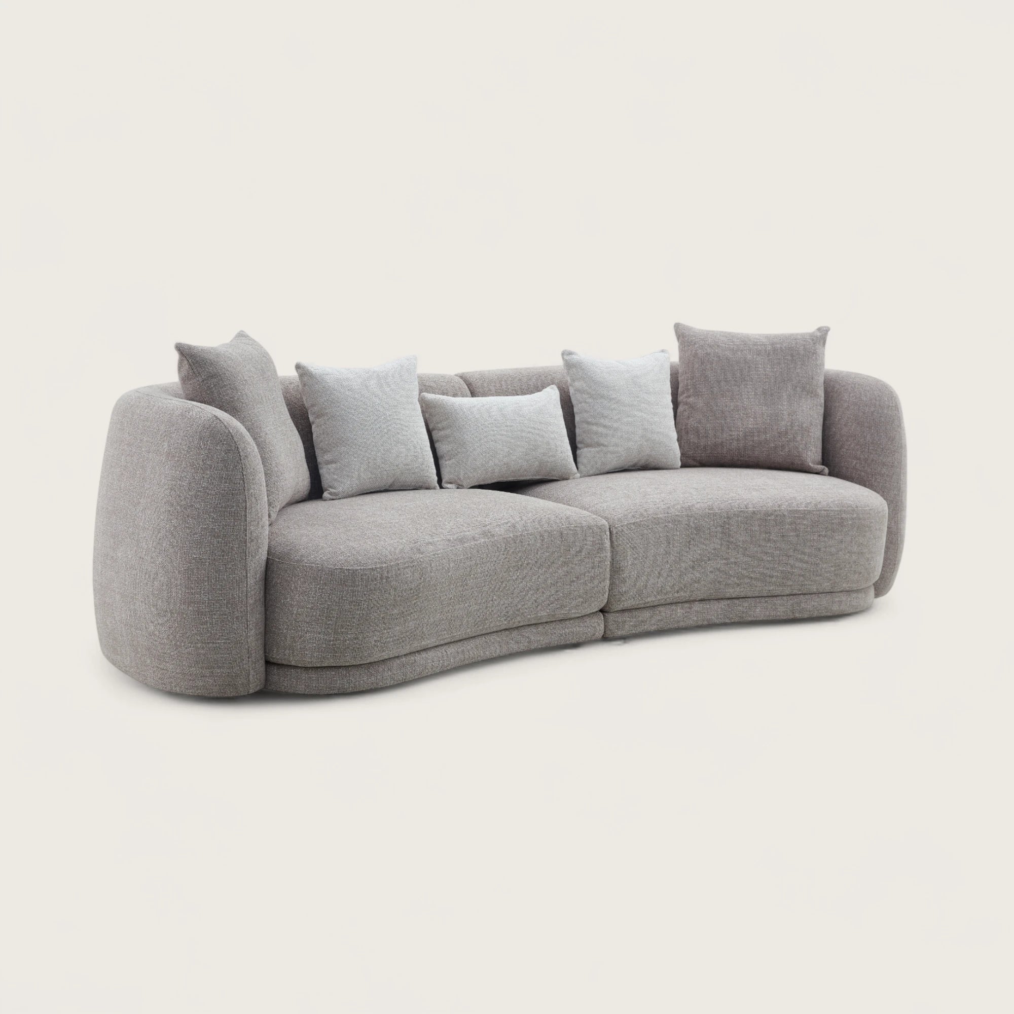 Divano dal design moderno e elegante in tessuto tortora con forma curva e asimmetrica, imbottitura avvolgente e design moderno per soggiorno raffinato.