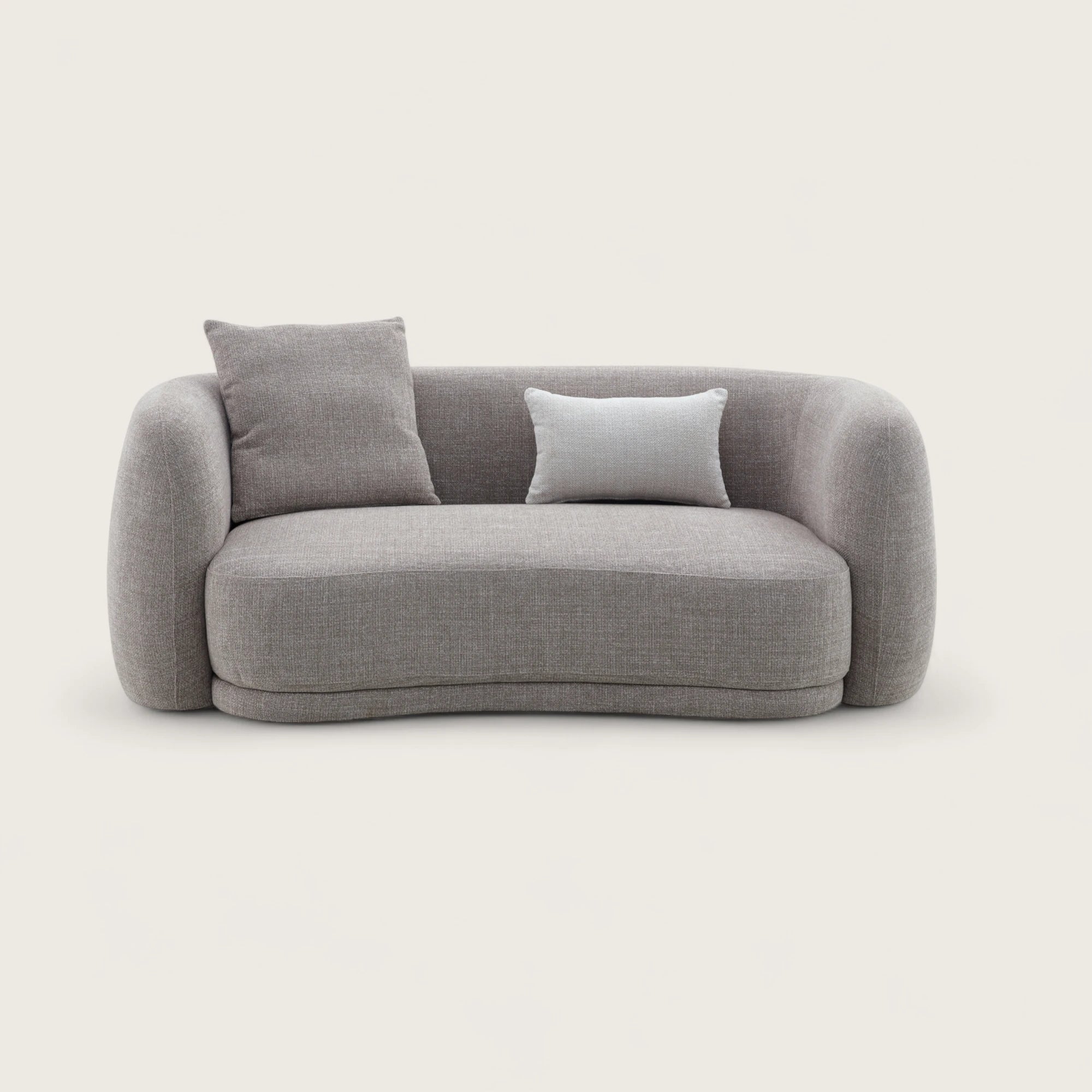 Divano dal design moderno e elegante in tessuto tortora con forma curva e asimmetrica, divano imbottito, braccioli avvolgente e confortevoli con angoli arrotondati e schienale pulito con cuciture curate.