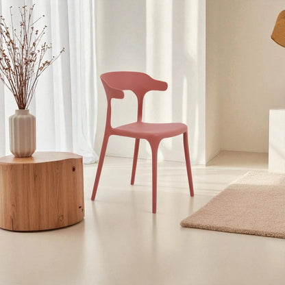 Sedia Katie in polipropilene terracotta, impilabile, con seduta curva e schienale sagomato con sporgenze laterali, design moderno per interni ed esterni.