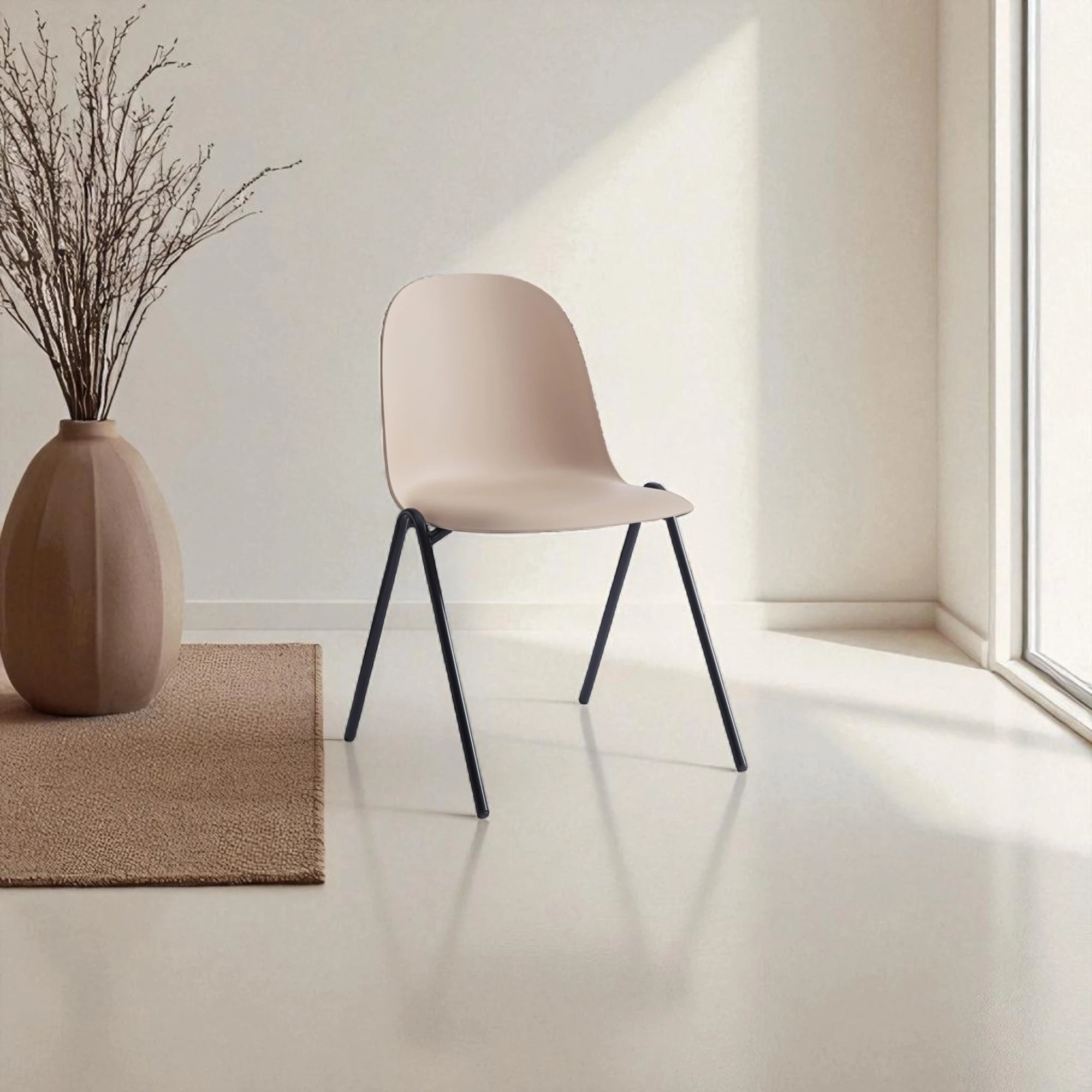 Sedia moderna da interno con scocca in polipropilene tortora e gambe in metallo nero opaco, per ambienti minimal e moderni
