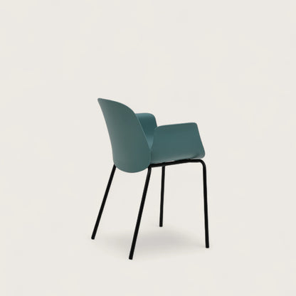 Sedia Flora in polipropilene con gambe in metallo nero, design moderno e forma armoniosa con seduta, schienale e braccioli integrati, ideale per uso  interno.