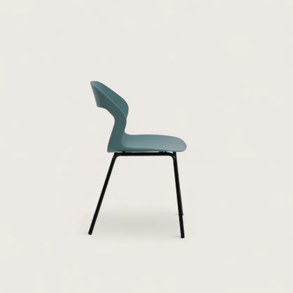 La sedia con seduta e schienale in polipropilene e gambe in metallo nero. Colore petrolio, design elegante e materiali resistenti, perfetta per casa.