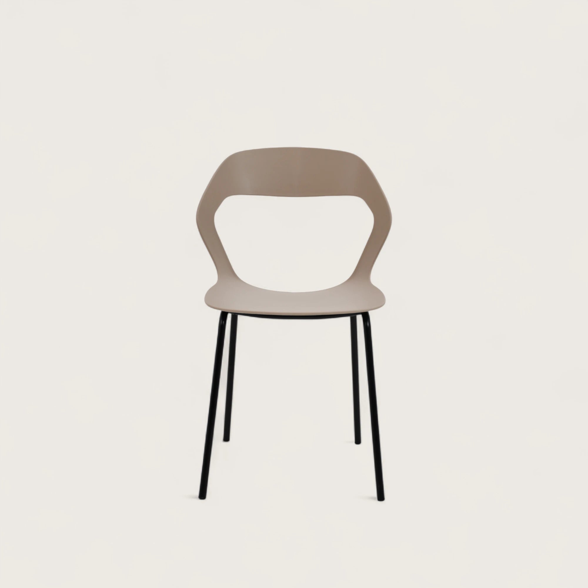 La sedia con seduta e schienale in polipropilene e gambe in metallo nero. Colore tortora, design elegante e materiali resistenti, perfetta per arredare interni con stile e comfort.