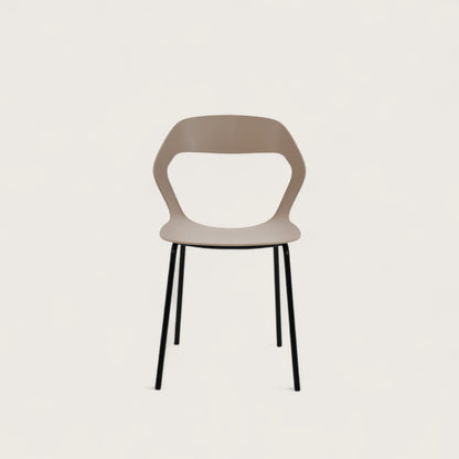 La sedia con seduta e schienale in polipropilene e gambe in metallo nero. Colore tortora, design elegante e materiali resistenti, perfetta per arredare interni con stile e comfort.