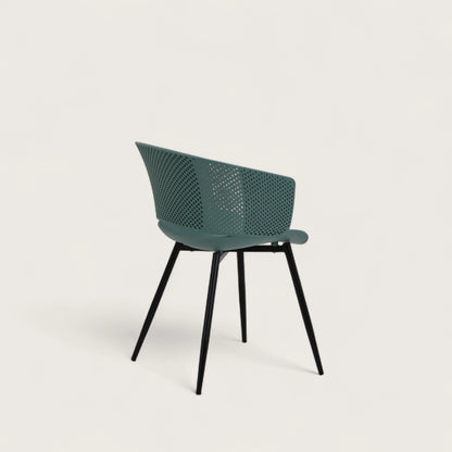 Sedia con scocca in polipropilene colore petrolio, schienale avvolgente  e gambe in metallo nero opaco, ideale per sale da pranzo, cucine e spazi contract.