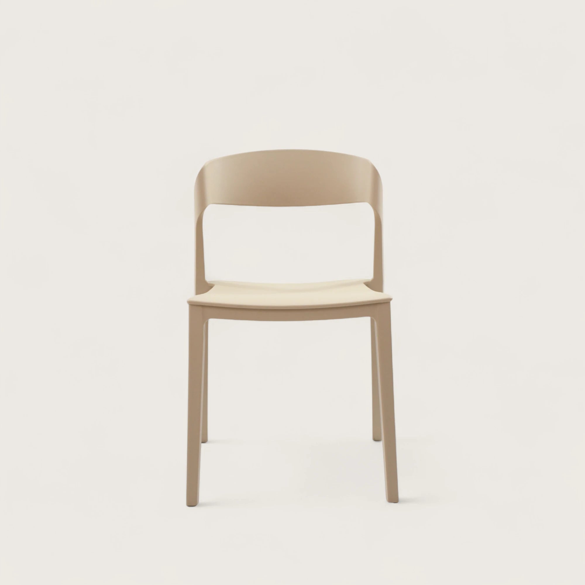 Sedia modello Sophia colore tortora in polipropilene resistente, dal design ergonomico e impilabile, ideale come soluzione versatile e salvaspazio per ambienti interni ed esterni.