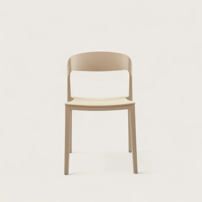 Sedia modello Sophia colore tortora in polipropilene resistente, dal design ergonomico e impilabile, ideale come soluzione versatile e salvaspazio per ambienti interni ed esterni.