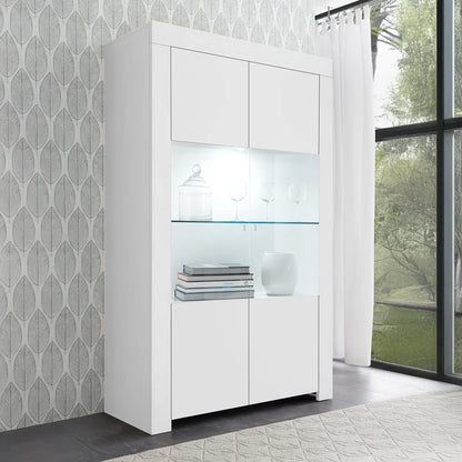 Vetrina moderna in colore bianco con 2 ante a battente, 3 ripiani interni e ripiano centrale in vetro, ideale per soggiorno o sala da pranzo, stile elegante e contemporaneo.