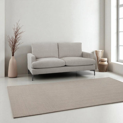 Il divano 2 posti è rivestito in tessuto crema, con una seduta ampia completata da due cuscini pieni. Il design moderno, linee pulite e piedini in metallo conferiscono stabilità e un tocco di stile contemporaneo, rendendo il divano adatto a soggiorni eleganti e funzionali.