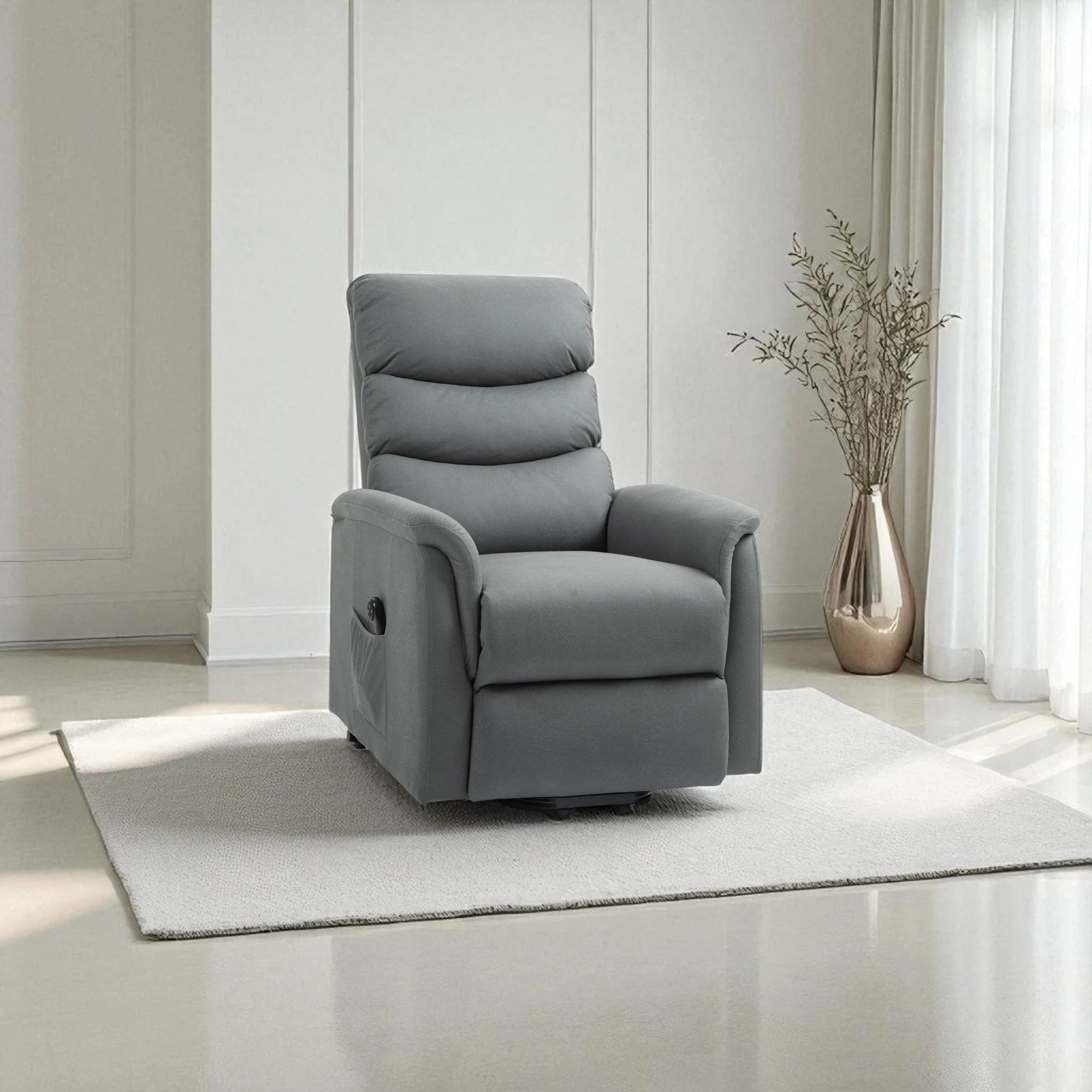 Poltrona innovativa emma in tessuto elephant, posizioni tv-relax reclinabili a 160° e poggiapiedi regolabili. Funzioni avanzate e comfort personalizzabile per casa o living moderno. Schienale alto ben imbottito.